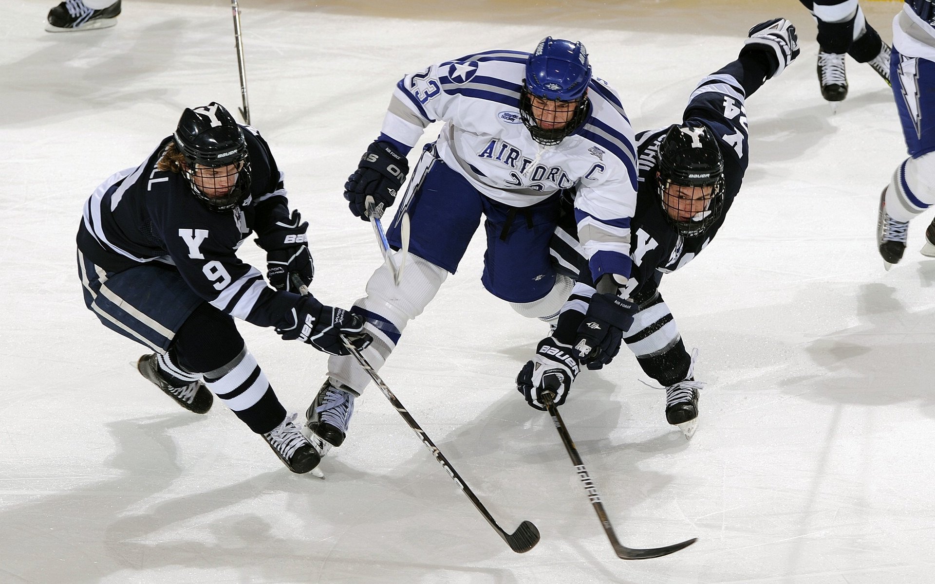 逆境中的“钢铁意志”：那些在低谷中崛起的传奇队伍，钢铁意志的名人